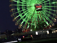 【鈴鹿10時間】鮮やかなゴール! サイリウムで輝くグランドスタンド 画像