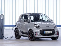 スマート フォーツー EV 改良新型、表情一新…フランクフルトモーターショー2019で発表へ 画像