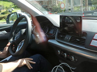 アウディ Q5 改良新型、コックピットを激写…巨大ディスプレイを確認 画像
