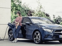 メルセデスベンツ Aクラス 新型に初のPHV、フランクフルトモーターショー2019で発表へ 画像
