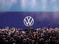 VWが新しいロゴを発表、電動化やコネクトを象徴…フランクフルトモーターショー2019 画像