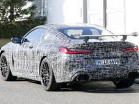 BMW M8クーペ に謎のウィング…700馬力の高性能モデル「CS」か 画像
