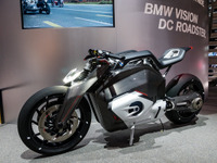 BMWの電動バイクコンセプト、『ヴィジョンDCロードスター』…フランクフルトモーターショー2019 画像