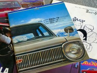 【懐かしのカーカタログ】大衆車の代名詞、初代トヨタ カローラ は意外にも「スポーティ」推しだった。 画像