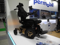 360万円の電動車いす、ペルモビールに来場者興味津々…福祉機器展2019 画像