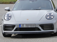 911カレラ とは顔が違う!ポルシェ 911GTS 新型、デビューは2020年初か 画像