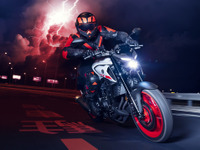 トーキョーを駆ける赤い稲妻…ヤマハ『MT-03』新型、欧州で先行公開 画像