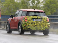 MINI クロスオーバー がマイナーチェンジで10mmローダウン!ユニオンジャックも光る 画像