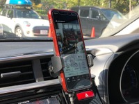 オートバックス、PBワイヤレス充電スマホホルダーが自動開閉式に進化 画像
