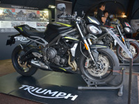 【MotoGP 日本GP】Moto2のエンジン技術で進化した、新型ストリート トリプルRSを展示…トライアンフブース 画像