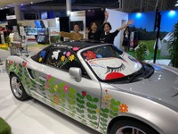 はがせるフェイス＆ボディペイント、指でクルマも塗ろう…東京モーターショー2019 画像