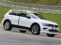 ストレッチされた謎のVW ティグアン、その正体は新型EV? 画像