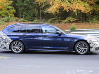 BMW 5シリーズ セダン&ツーリング 改良モデル、目玉は新グレード「545e xDrive」 画像