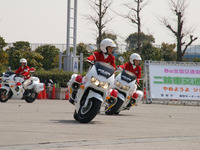 【東京モーターサイクルショー08】写真蔵…警視庁 女性白バイ隊の模範走行 画像