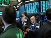 日経平均終値2万3251円、トヨタ自動車も年初来高値更新［新聞ウォッチ］ 画像