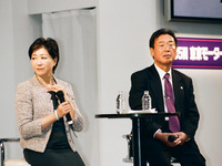 【東京モーターサイクルショー08】小池百合子元防衛相、ライダーの前に立つ 画像