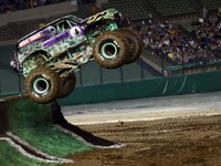 重さ5トン、1500馬力のモンスター級トラックが宙を舞う　MONSTER JAM 2019 IN JAPAN 画像