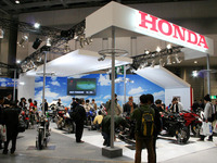 【東京モーターサイクルショウ08】ビックサイズが人気のホンダブース 画像