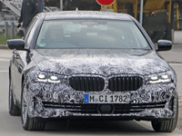 これがBMW 5シリーズ 改良新型の「顔」だ!新グリルも完全露出 画像
