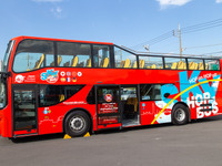 日本初、半分オープン＋半分屋根付きの2階建バス　日の丸自動車興業が導入 画像