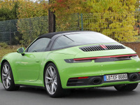 紅葉に映えるグリーンのボディ…ポルシェ 911タルガ 新型、デビュー直前の姿をスクープ 画像