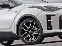 トヨタ C-HR GRスポーツ、ADVAN FLEVA V701 を新車装着 画像