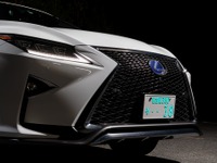 字光式ナンバーの光り方に驚愕！業界初の設計思想「R-ray」登場！...伊藤梓 画像