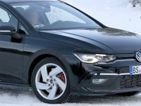 VW ゴルフGTI 新型、プロトタイプが豪雪に出現…歴代最強の255馬力へ 画像