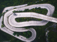 中国で最も危険な峠道、ドリフトで攻めるピックアップ…ケン・ブロック［動画］ 画像