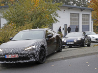 ロードスターとアルピーヌ従え…スバル BRZ 謎の開発車両、改良モデルかスペシャル仕様か 画像
