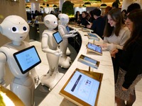 東急プラザ渋谷に、ロボットが接客する「Pepper PARLOR」がオープン 画像