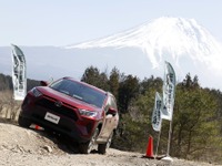 トヨタ RAV4、曲げるための4WDシステムを評価…桂伸一【日本カーオブザイヤー2019-2020】 画像