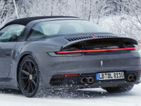 電動スライディングトップを継承、ポルシェ 911タルガ 新型プロトが豪雪に出現 画像