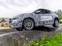 メルセデスベンツ GLA 新型、リアシートのティザーイメージ…12月11日発表予定 画像