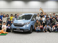 親子で夢中に!ホンダ フリード・クロスター でペーパークラフト体験「家族のクルマを表現」 画像