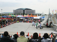 【東京モーターサイクルショー08】豪快な技を間近で---トライアルデモ 画像