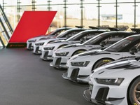 アウディ R8 に史上最強、640馬力の「GT2」レーサー…納車を開始 画像