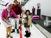 搭乗した子供にクリスマスプレゼント　ピーチが成田空港でサプライズ 画像