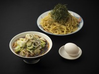 日本一行列ができる立ち食いそば「港屋」がメルセデスと“共演” 新メニュー 画像