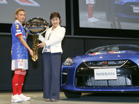 J1優勝の立役者、横浜F・マリノス仲川選手にサプライズ! 日産が GT-R を贈呈 画像