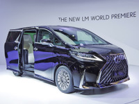 日本円で1800万円オーバー！レクサス初のミニバン『LM300h』の価格・詳細が明らかに 画像