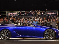 レクサス LCコンバーチブル、量産第一号車が200万ドルで落札 画像