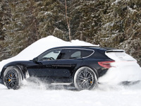 ポルシェ タイカン 派生ワゴン『クロスツーリスモ』、市販プロトが雪上ドリフト! 画像