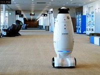 成田空港に警備ロボット導入　SEQSENSE『SQ-2』の近未来感 画像