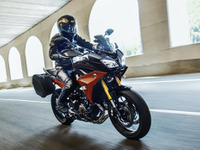 ヤマハ トレーサー900、R1とリレーションした新色「マットダークグレー」追加へ 画像