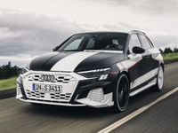 アウディ A3スポーツバック 次期型、街乗りから雪上ドリフトまで?…プロトタイプの公式画像 画像