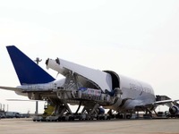 巨大貨物飛行機、ドリームリフターの機内を公開…MINIなら80台？ 画像