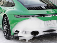 クリアテールレンズがカッコよすぎ…ポルシェ 911 GTS 新型、全部見えた 画像
