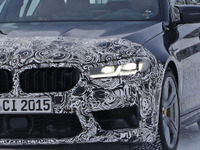 BMW M5 改良新型のグリルは“標準サイズ”で確定、最終デザイン見えた 画像