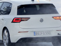 流れるウィンカーが点滅!VW ゴルフR 新型、333馬力で豪雪を走る 画像